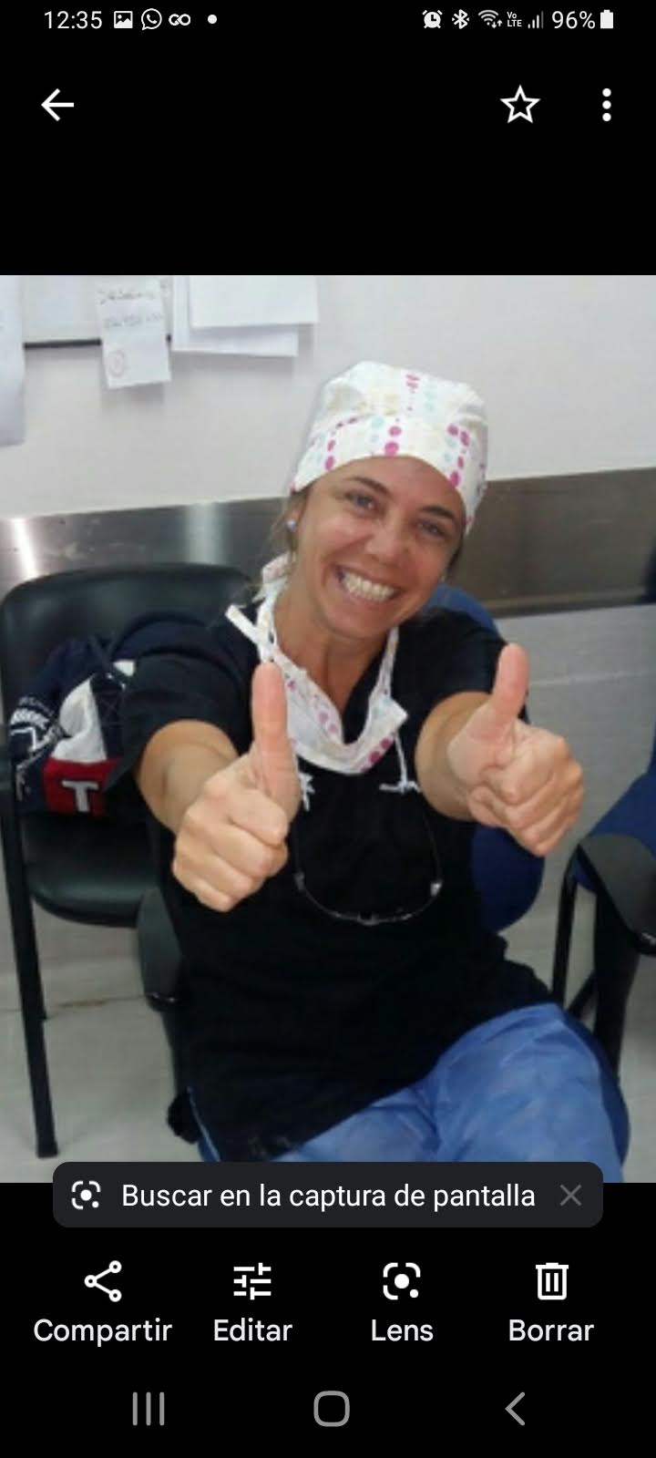 Dra. Carolina Pauliello al finalizar cirugía con éxito