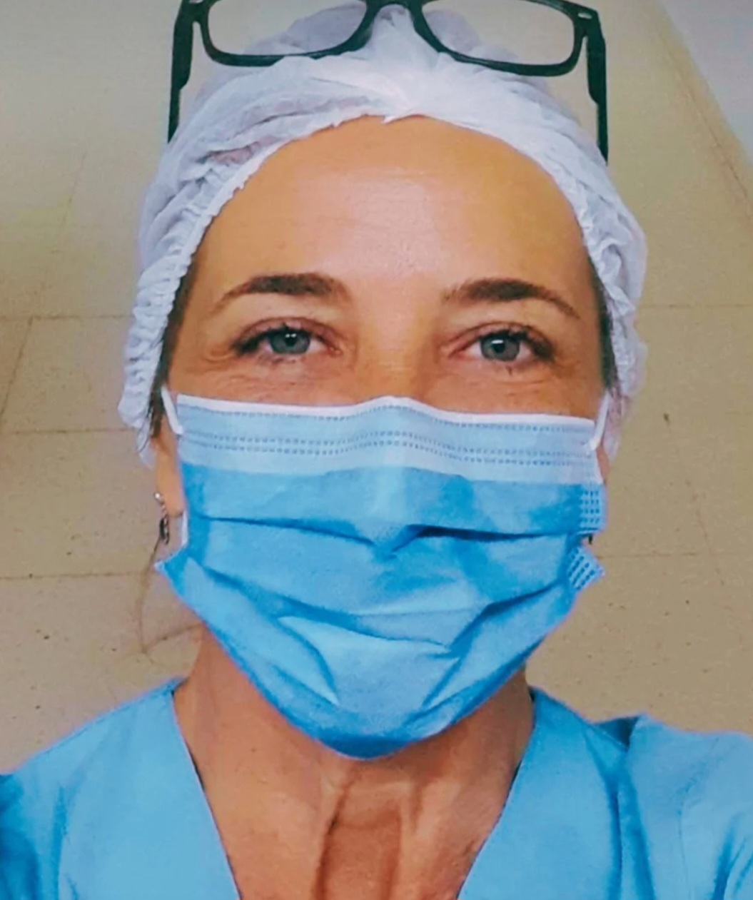 Dra. Carolina Pauliello preparada para realizar una labioplastia