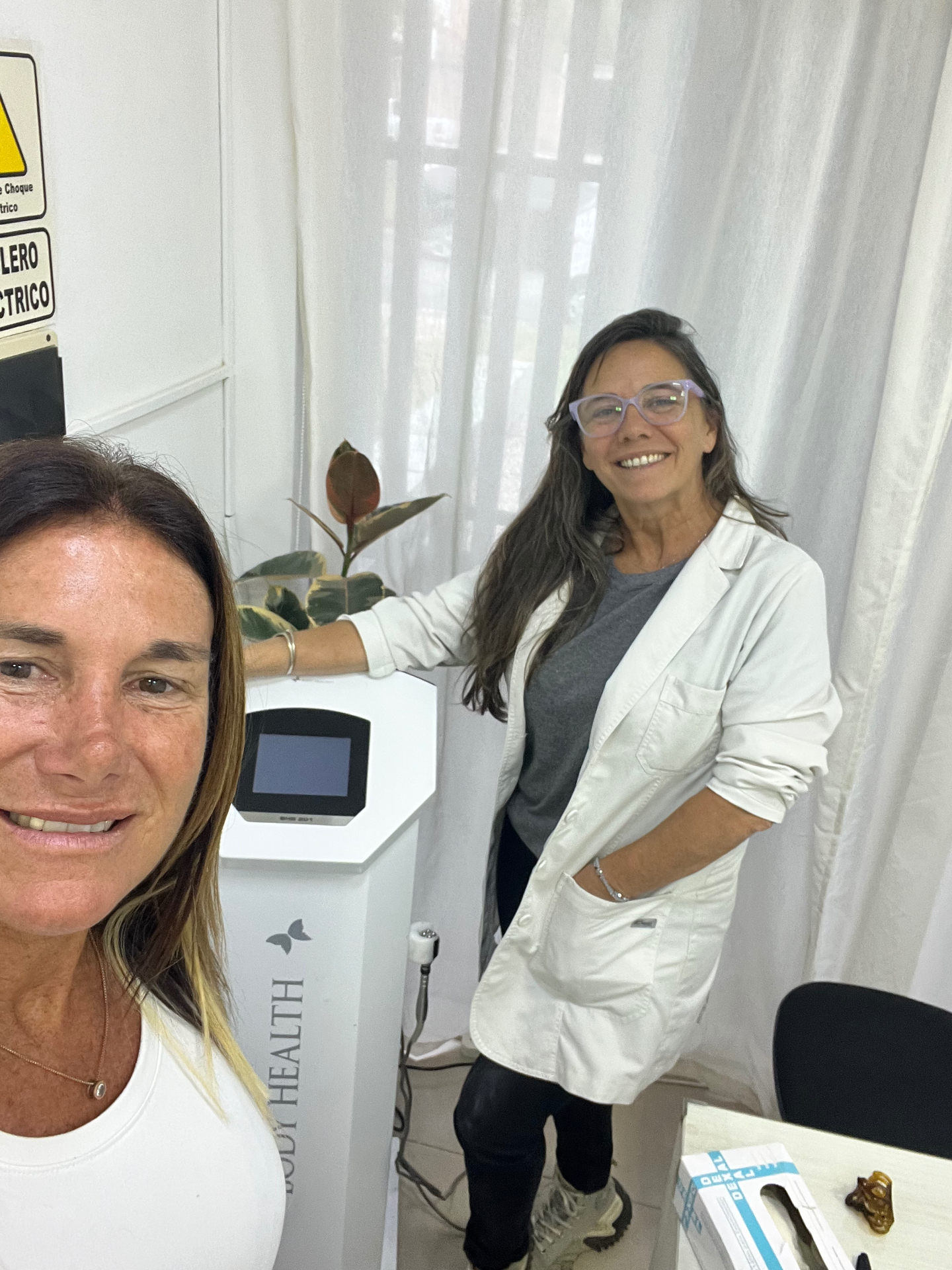 Dra. Carolina Pauliello junto a una paciente en consultorio